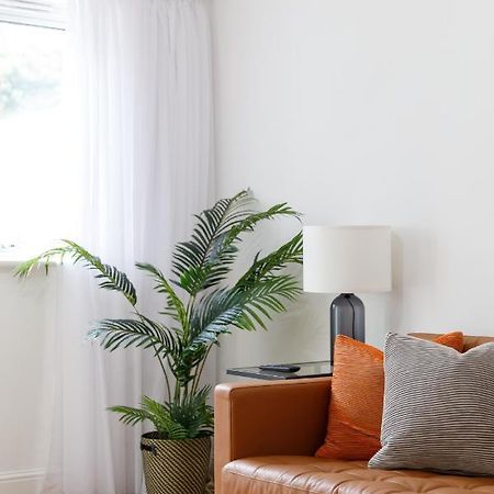 Beachside Retreat 2-Bedroom Gem With Free Private Parking & Outdoor Space Brighton Exterior photo