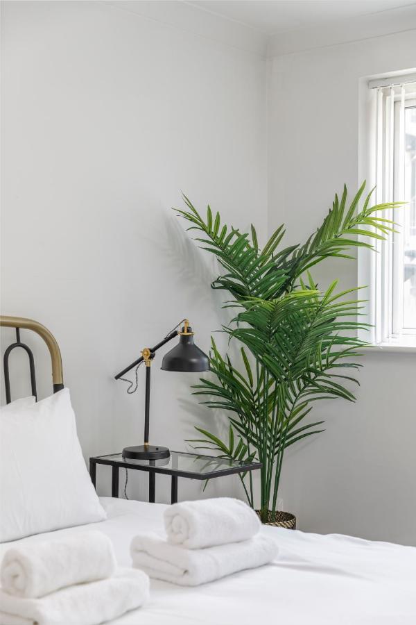 Beachside Retreat 2-Bedroom Gem With Free Private Parking & Outdoor Space Brighton Exterior photo
